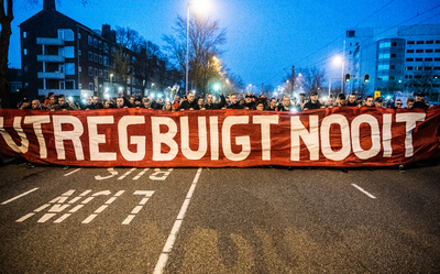 910898 Afbeelding van de stille tocht voor de slachtoffers van de tramaanslag van 18 maart 2018 op de Graadt van ...